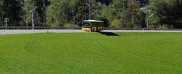 Mit dem Bus fahren die Gäste durch die schöne Landschaft im Sauerland in den Freizeitpark.